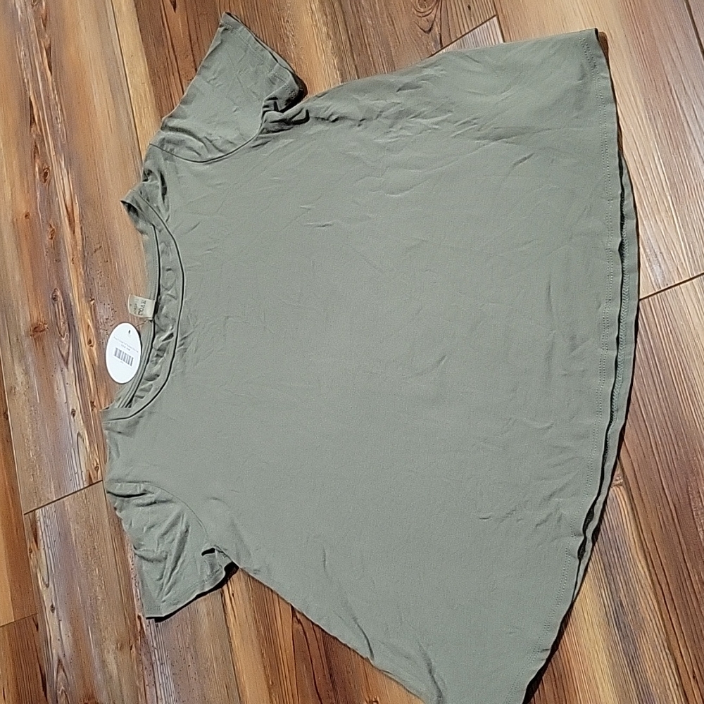 🆕 Love vintage green tee